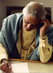 Gururaj Ananda escribiendo